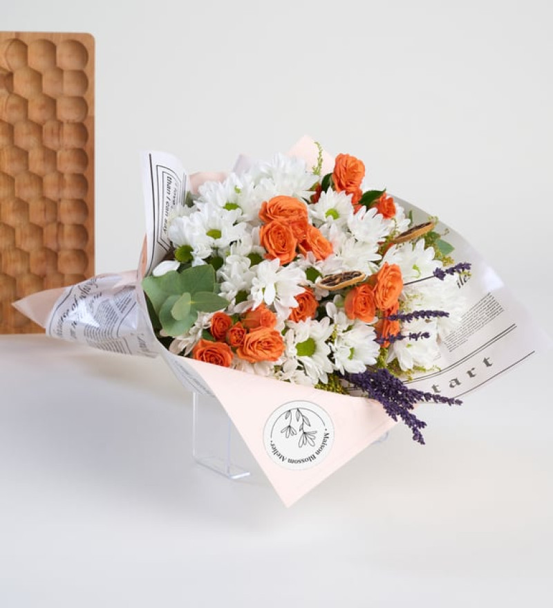 Tasarım Bukette Turuncu Güller ve Beyaz Papatyalar