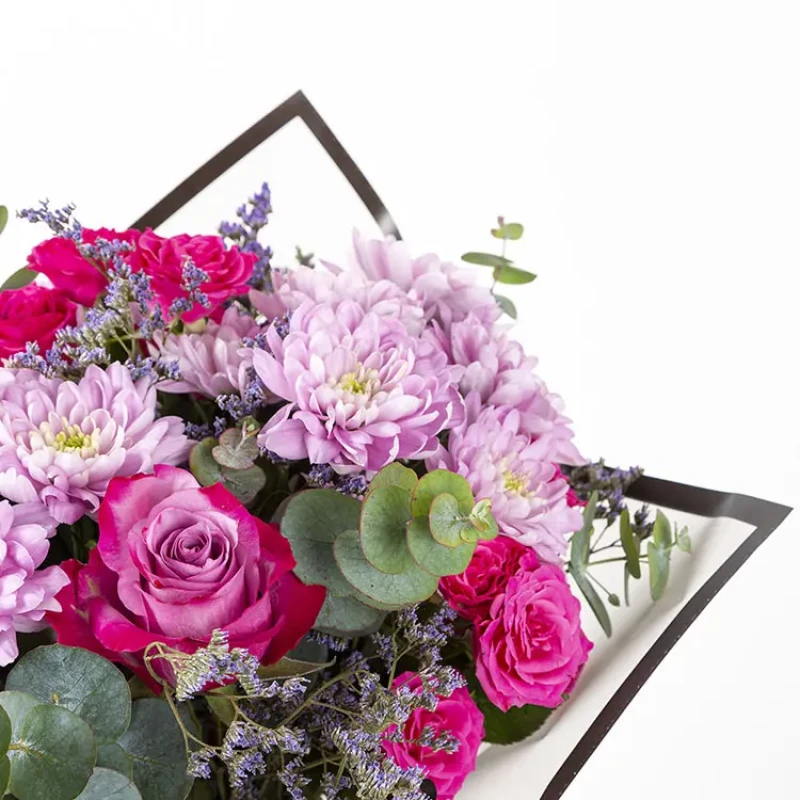 Siyah Biyeli Buket Kağıdında Renkli Gül Buketi