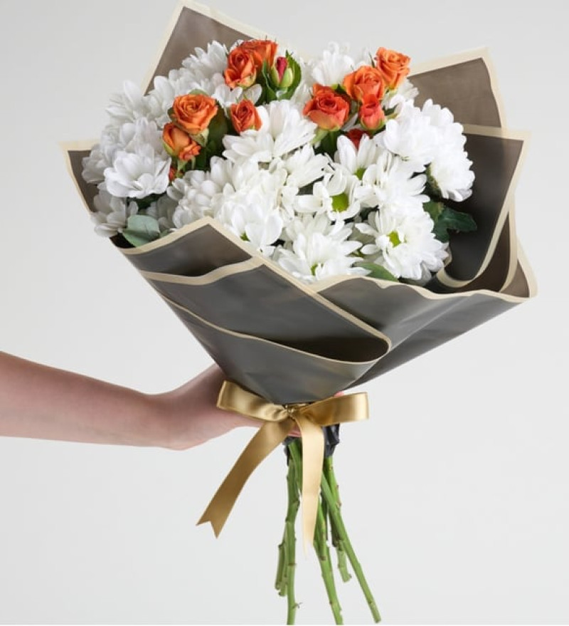 Beyaz Papatyalar ve Turuncu Güller Çiçek Buketi