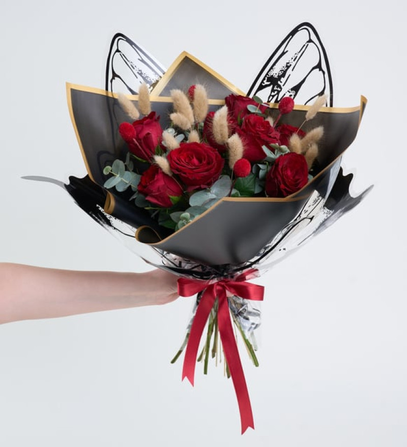 Kelebek ve Siyah Bukette 8'li Kırmızı Güller