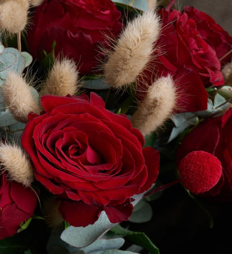 Kelebek ve Siyah Bukette 8'li Kırmızı Güller