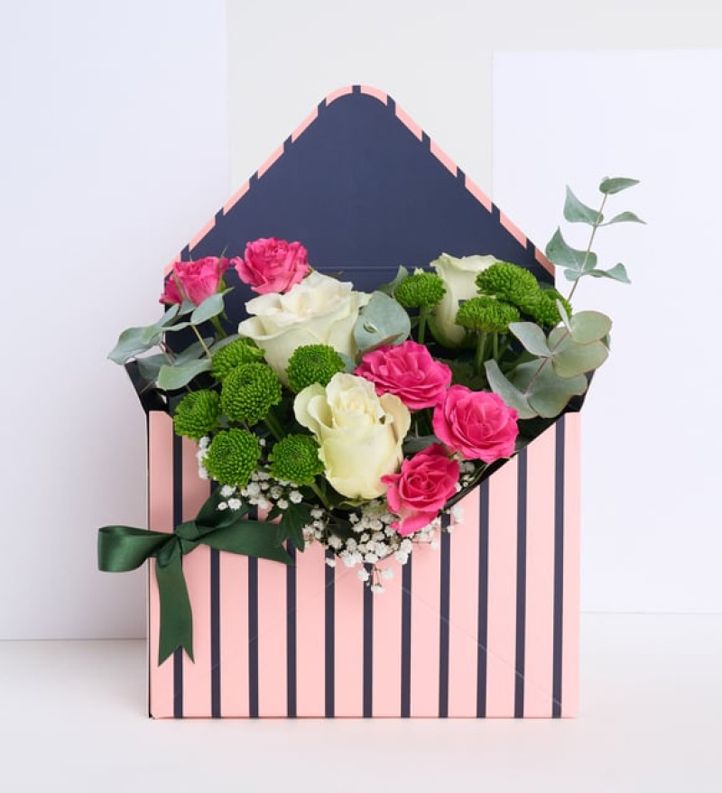 Mor Çizgili Zarfta Beyaz ve Pembe Güller