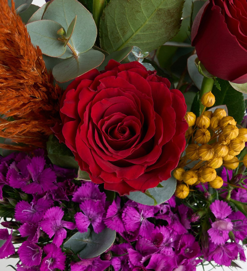 Siyah Çizgili Vazoda 3 Kırmızı Gül ve Hüsnüyusuf