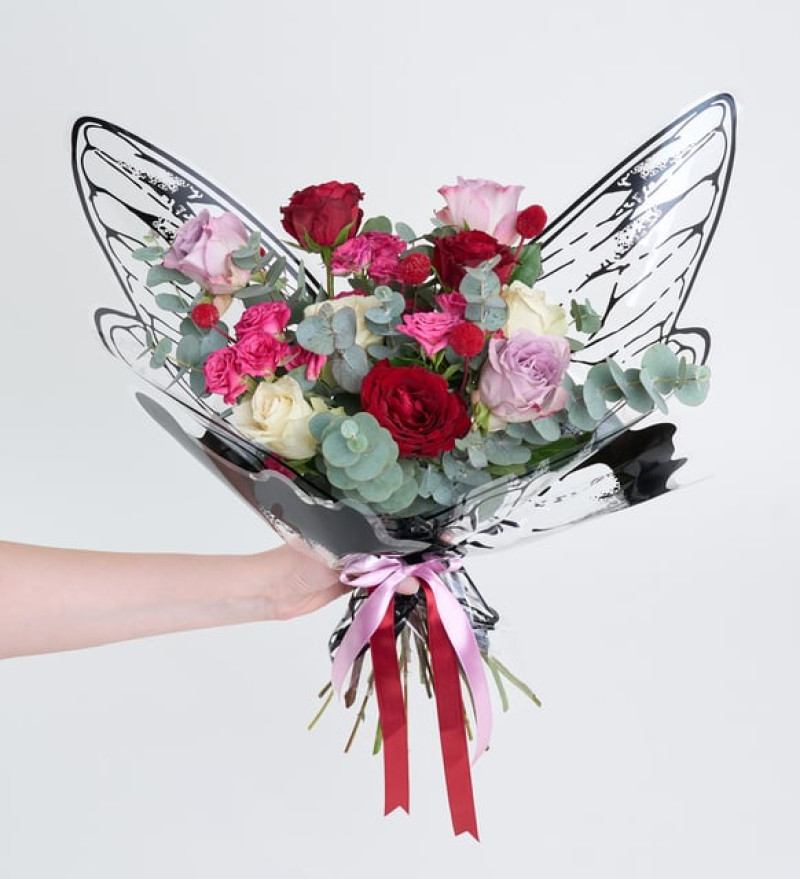 Kelebek Bukette Kırmızı, Lila ve Beyaz Güller