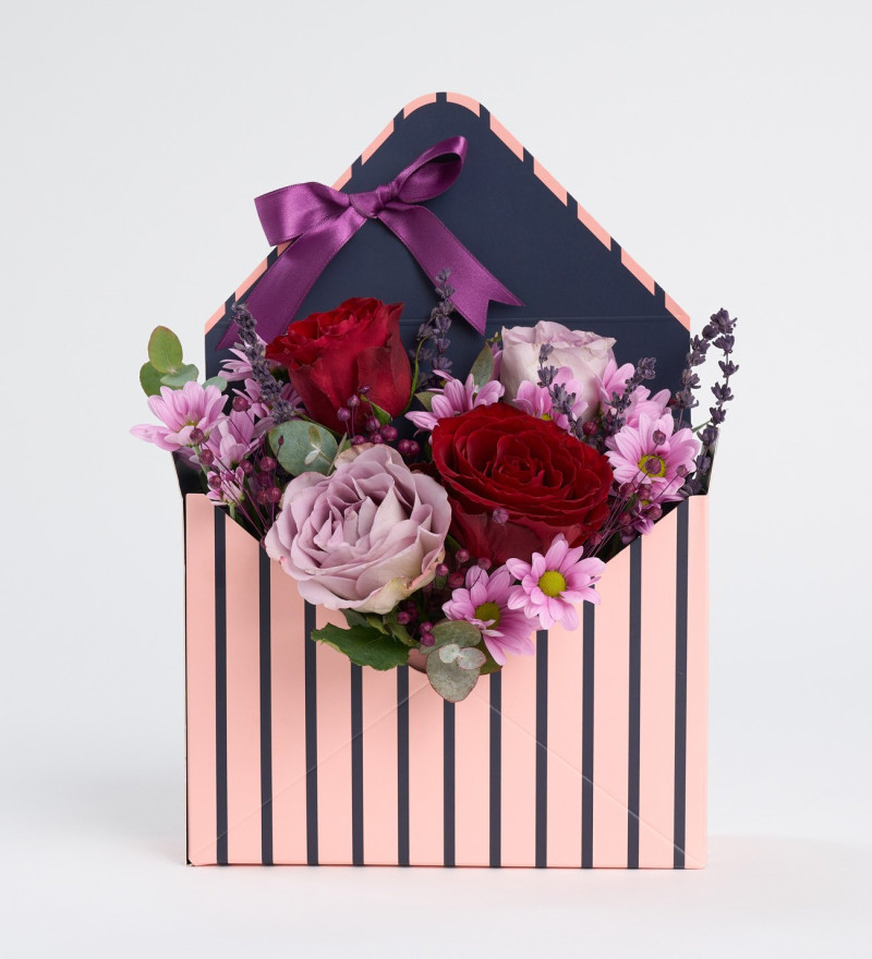 Mor Zarfta Kırmızı Lila Güller ve Pembe Papatyalar