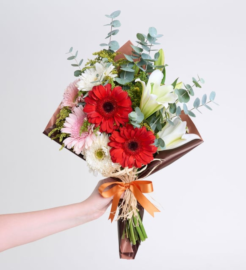 Koyu ve Açık Kahve Bukette Gerberalar ve Lilyum