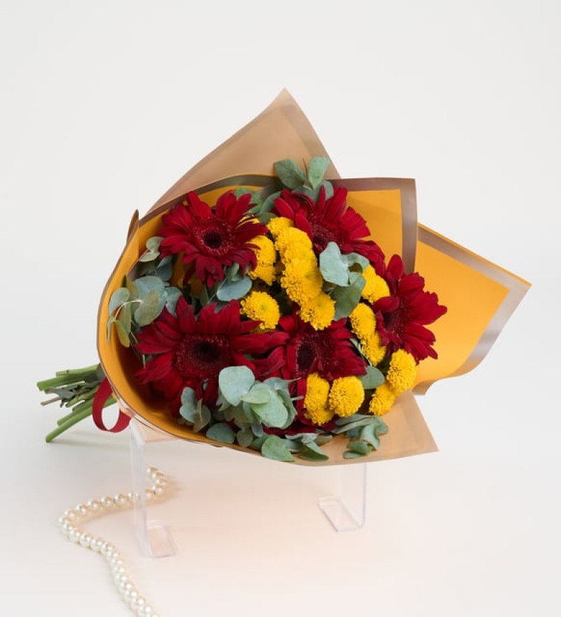 Sarı Bukette Kırmızı Gerberalar ve Sarı Kasımpatı