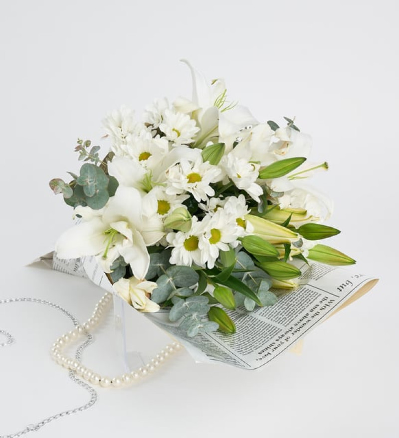 Desenli Tasarım Bukette Beyaz Lilyum ve Papatyalar