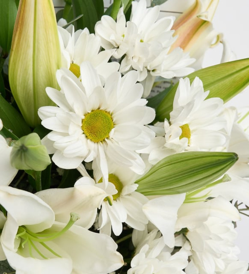 Desenli Tasarım Bukette Beyaz Lilyum ve Papatyalar